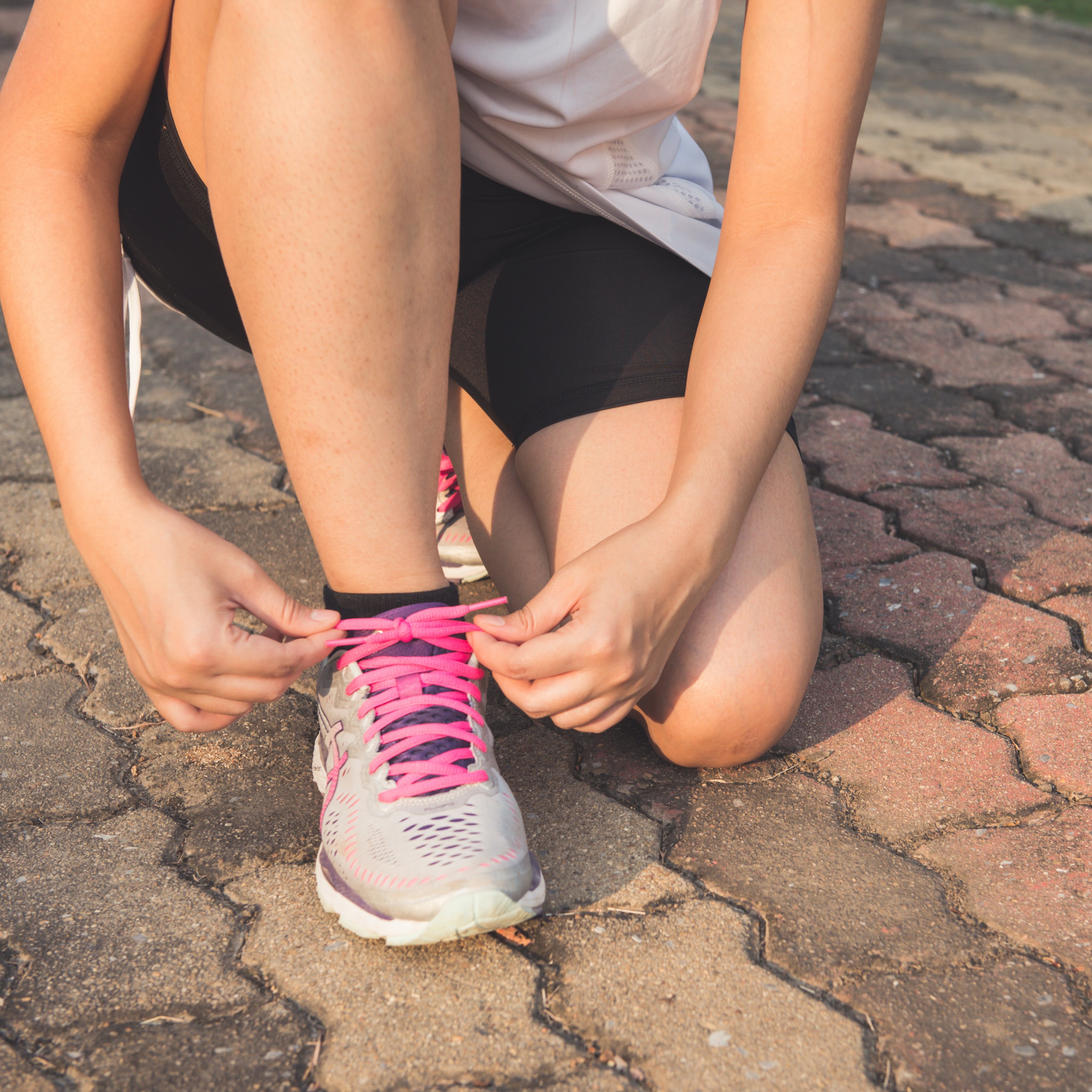 runner tying shoelace